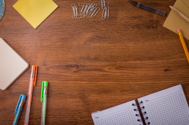 Okul malzemeleri ile arka plan ahşap masa