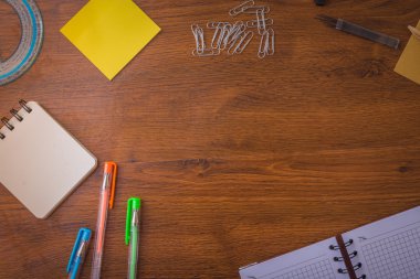 Okul malzemeleri ile arka plan ahşap masa