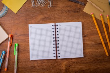 Okul malzemeleri ile arka plan ahşap masa