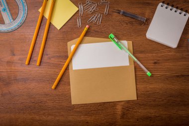 Okul malzemeleri ile zarf