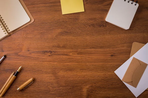 Mesa de madera de fondo con papelería — Foto de Stock