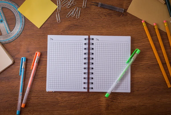 Cuaderno con útiles escolares — Foto de Stock