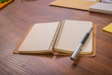 Ahşap bir masa defter ve okul malzemeleri