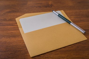 Kalem ve beyaz kağıt zarf