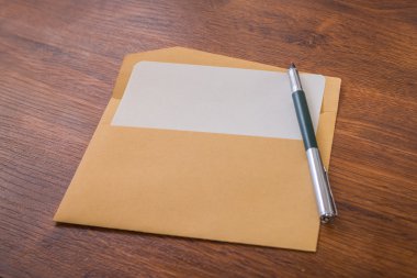 Kalem ve beyaz kağıt zarf