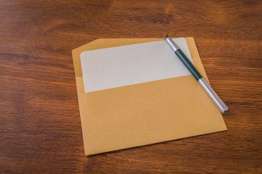 Kalem ve beyaz kağıt zarf