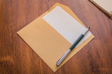 Kalem ve beyaz kağıt zarf