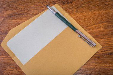 Kalem ve beyaz kağıt zarf