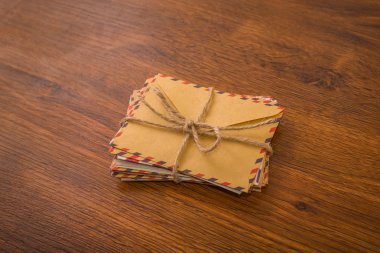 Ahşap bir masa zarflara paket