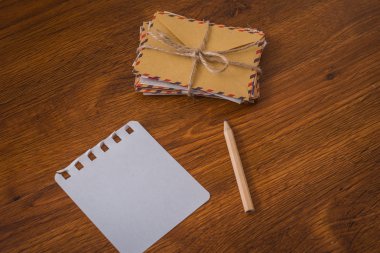 Paket zarflar kalem ve Kağıt ahşap masa