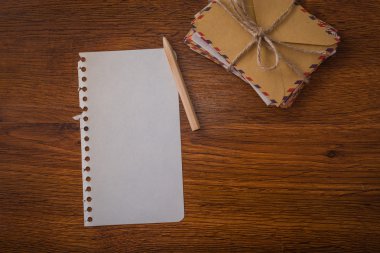 Paket zarflar kalem ve Kağıt ahşap masa