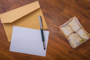 Paket zarflar kalem ve Kağıt ahşap masa