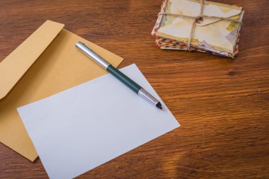 Paket zarflar kalem ve Kağıt ahşap masa