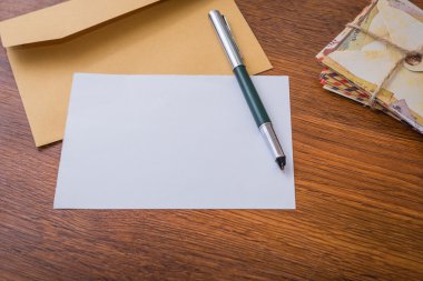 Paket zarflar kalem ve Kağıt ahşap masa