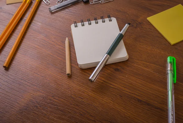 Los útiles escolares en una mesa de madera — Foto de Stock