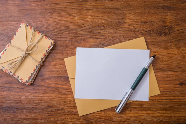 Paket zarflar kalem ve Kağıt ahşap masa