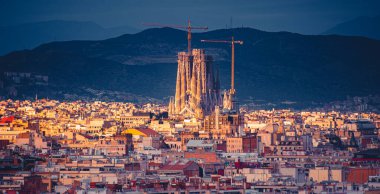 Vista panormica de la Sagrada Familia y de la ciudad de Barcelona, İspanya 2020