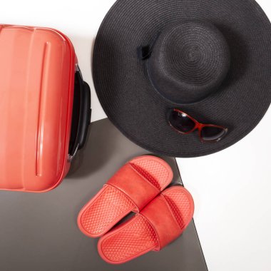 Üst manzara hala bavul, parmak arası terlik, gözlük ve şapka. Yaz, tatil konsepti.