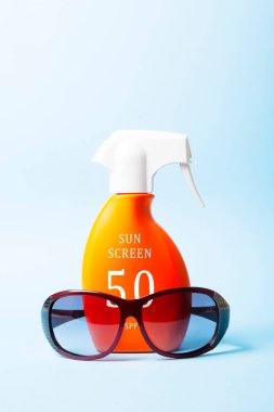 Güneş gözlüklü 50 koruma kremi. Güneş koruma konsepti, yaz