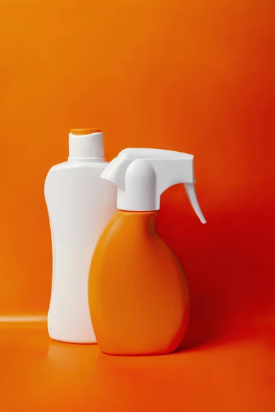 Ensemble Bouteilles Crème Solaire Non Étiquetées Sur Fond Orange Espace — Photo