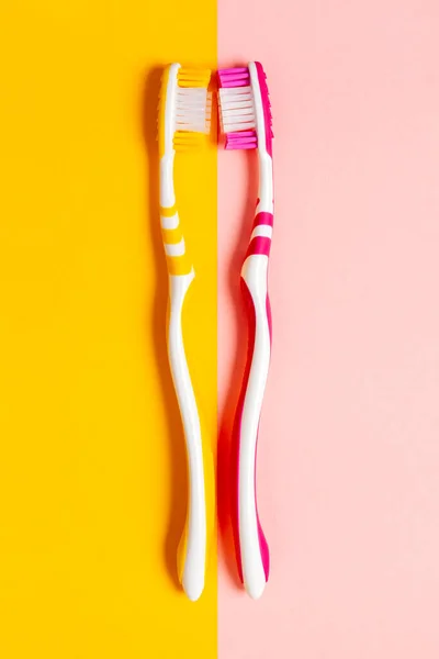 Toothbrushes Two Colors Yellow Pink Color Background Copy Space — Stock Photo, Image