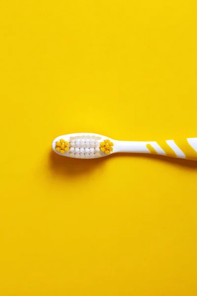 Yellow Toothbrush Yellow Background Copy Space — Stock Photo, Image