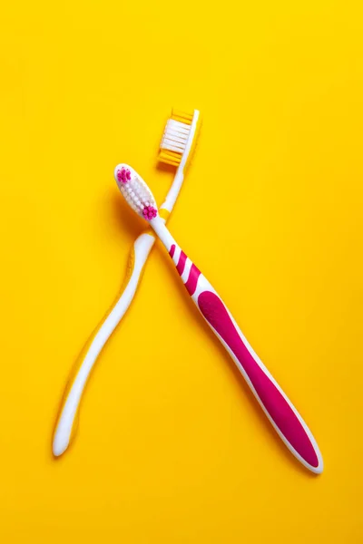 Color Pink Yellow Toothbrushes Yellow Background Copy Spce — Stock Photo, Image