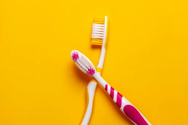 Color Pink Yellow Toothbrushes Yellow Background Copy Spce — Stock Photo, Image
