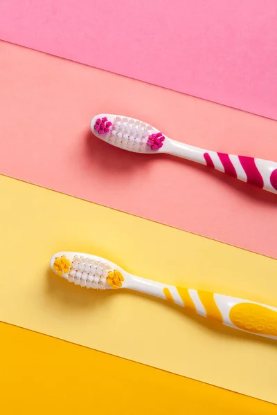 Toothbrushes Two Colors Yellow Pink Color Background Copy Space — Stock Photo, Image