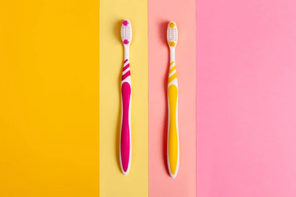 Toothbrushes Two Colors Yellow Pink Color Background Copy Space — Stock Photo, Image