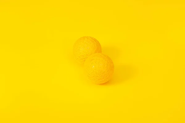 Жовті Ізольовані Кульки Жовтому Тлі Копіювати Простір Мінімалістична Концепція — стокове фото