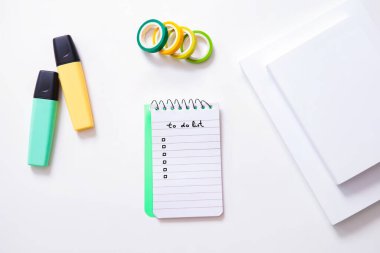 Kopya alanı olan not defterli masaüstü görünümü. Alakalı renkler yeşil ve sarı. Beyaz arkaplan.