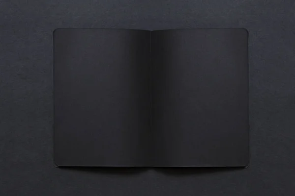 Vista Superior Caderno Preto Aberto Com Espaço Cópia Insolado Branco — Fotografia de Stock