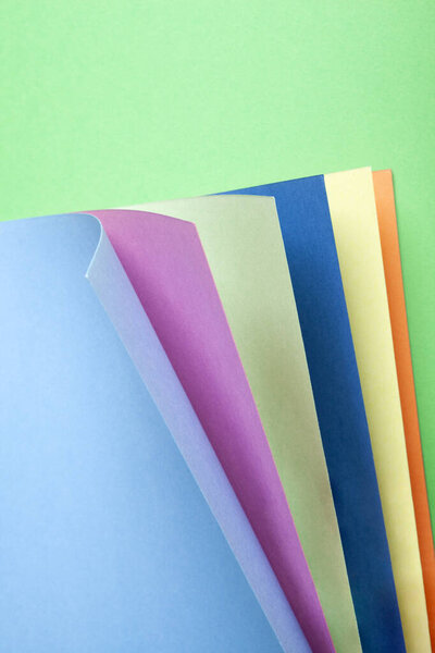 Абстрактный геометрический фон с бумагой