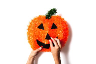 Beyaz arka planda Cadılar Bayramı balkabağı gemisi