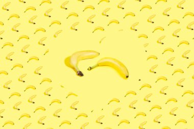 Sarı arkaplanda muz deseni