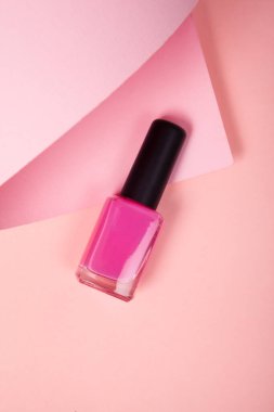 Pembe arka planda izole edilmiş, fotokopi alanı olan pembe oje. estetik konsept.