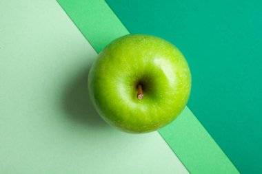 Üst manzara yeşil büyükanne demirci elması yeşil geometrik arkaplanda izole edilmiş