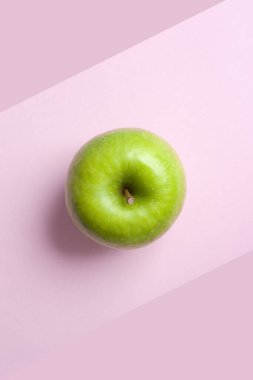 Üst Manzara Pembe arka planda tamamen izole büyükanne Smith yeşil elma