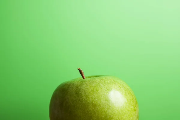Halv Grönt Äpple Kika Underifrån Grön Bakgrund Med Kopia Utrymme — Stockfoto