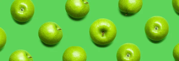 緑の背景を持つ緑のリンゴのパターンのバナー — ストック写真