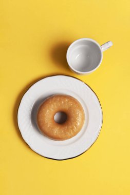 Sarı arka planda jöleli çörekler