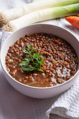 Havuçlu ve pırasalı mercimek kasesi