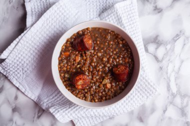 Sucuklu mercimeklerin üst görünümü