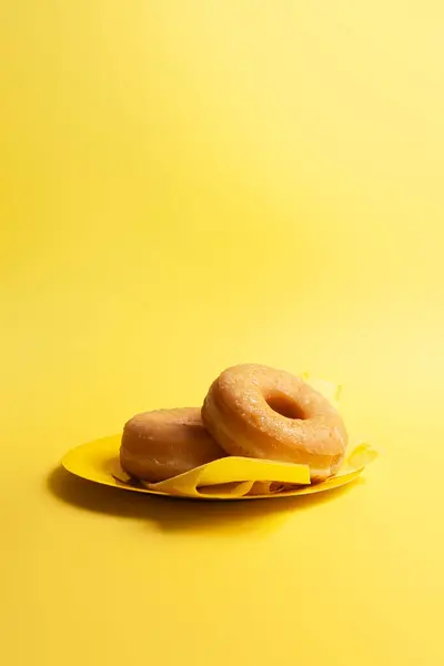 Geglazuurde Donuts Gele Achtergrond — Stockfoto