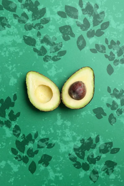 Avocado Aperto Metà Con Sfondo Verde Fantasia — Foto Stock