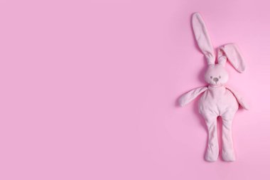 Pembe arka planda şirin pembe peluş tavşan fotokopi alanı var.