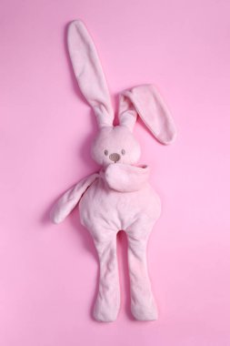 Şirin pembe pelüş tavşanın pembe arka planda el ele vermesine çok şaşırdım.