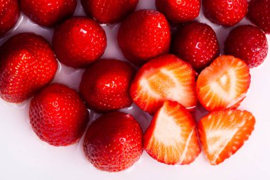 Doğal çileklerin arka plan grubu. Meyve..