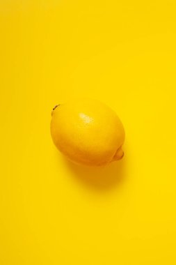 Sarı arkaplanda limon izole